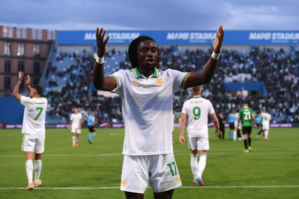 Gelandang AS Roma Manu Kone merayakan kemenangan di Serie A