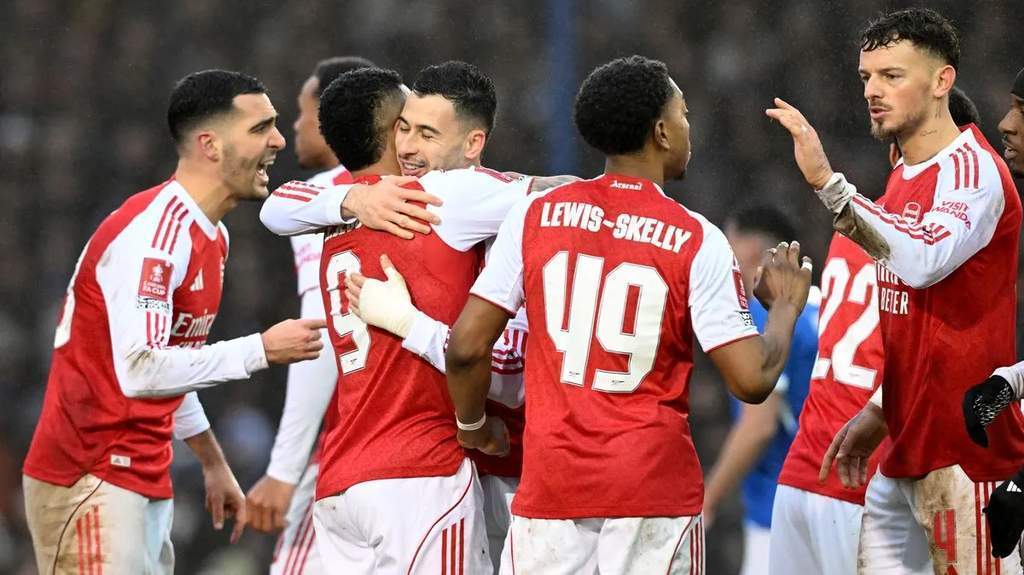 Pemain Arsenal Gabriel Jesus dan Gabriel Martinelli di lapangan