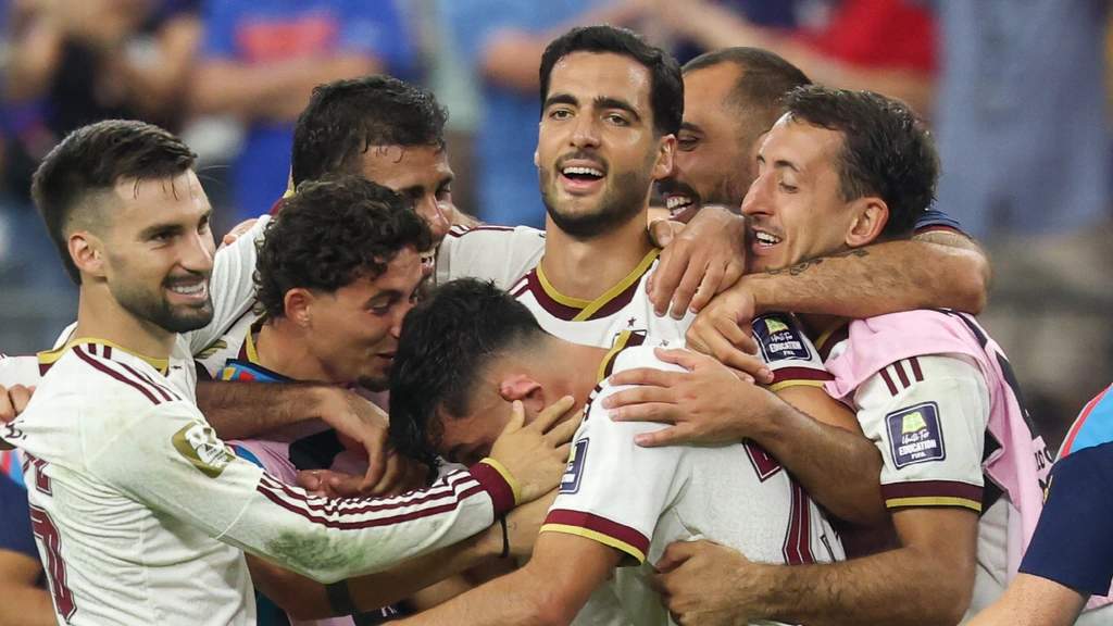 Luis de la Fuente merayakan kemenangan Spanyol atas Prancis di semifinal Piala Dunia