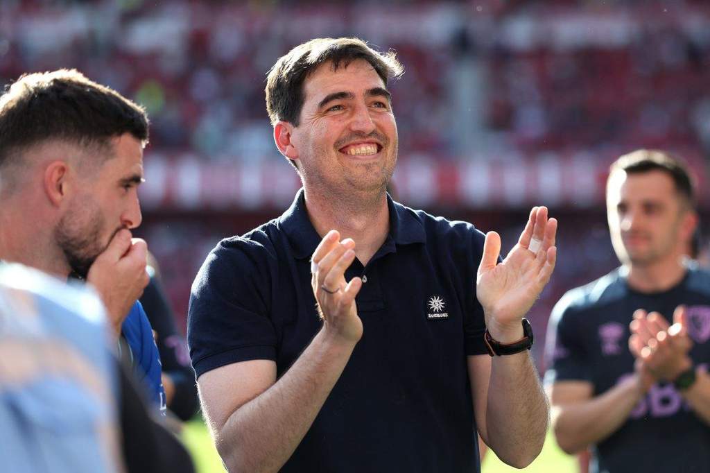 Pelatih sepak bola Andoni Iraola sedang mempertimbangkan tawaran kontrak dari Milan dan Crystal Palace
