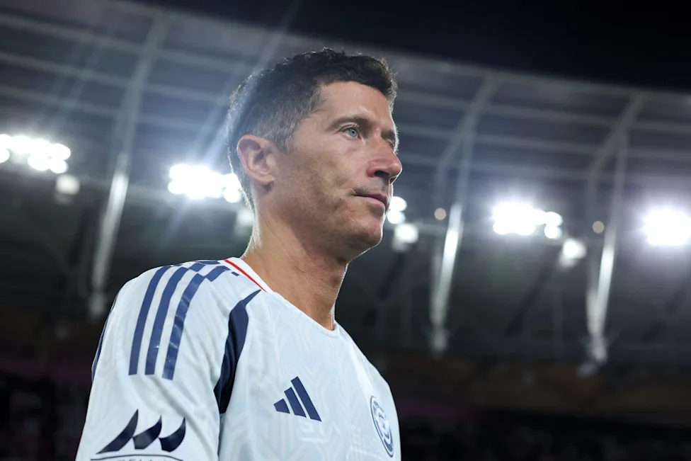 Robert Lewandowski memberikan ucapan selamat kepada para pemain Barcelona yang menjuarai Piala Dunia