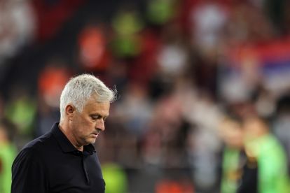 Momen ketegangan antara pelatih Jose Mourinho dan wasit Anthony Taylor di lapangan hijau