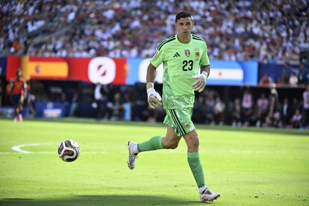 Kiper Argentina Emiliano Martinez saat tampil membela tim nasional
