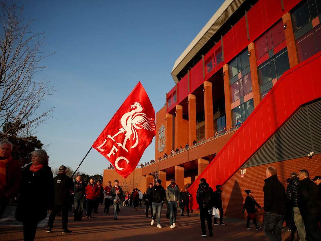 Amit Bhatia dan logo Liverpool FC terkait potensi investasi saham minoritas
