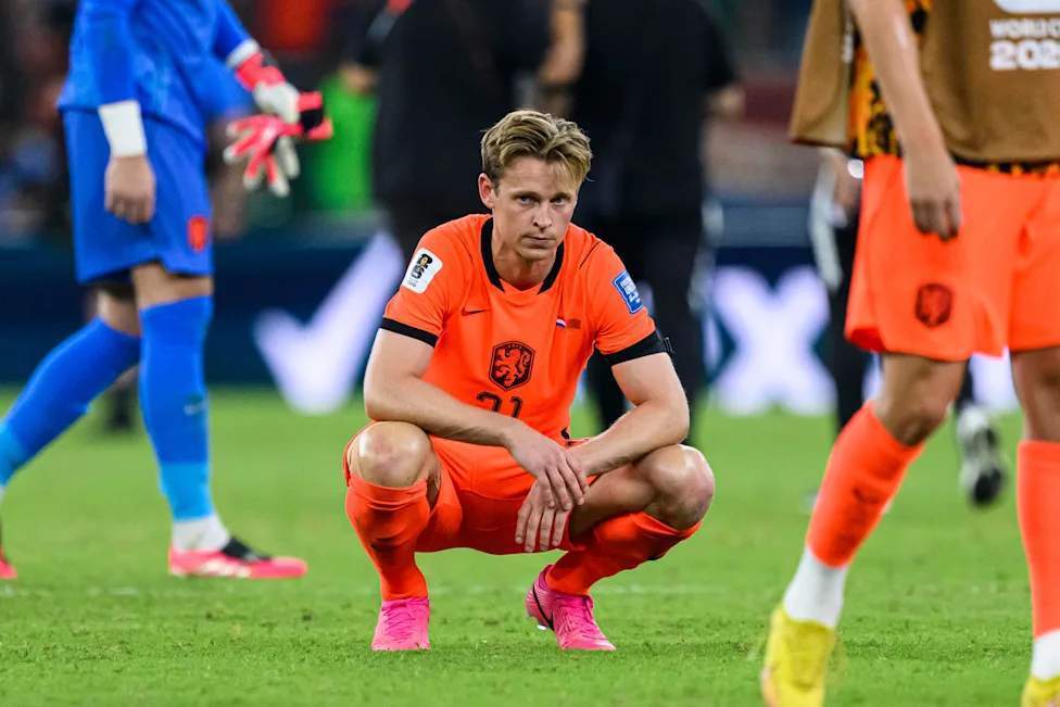 Frenkie de Jong mengalami cedera lutut saat membela FC Barcelona