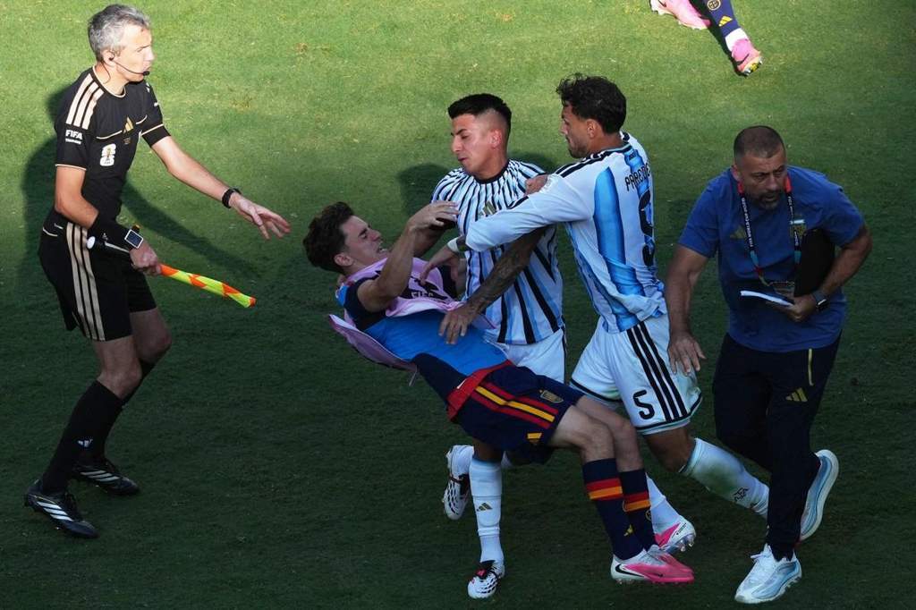 Kerusuhan pemain Argentina dan Spanyol usai laga final Piala Dunia