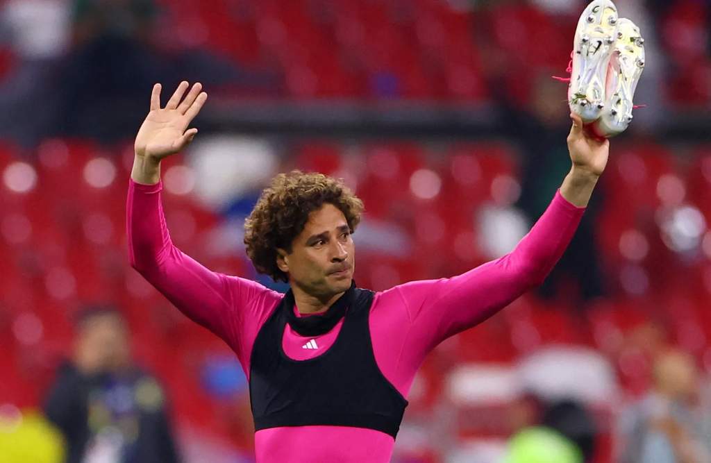 Kiper legendaris Meksiko Guillermo Ochoa memberi salam perpisahan saat menyatakan pensiun