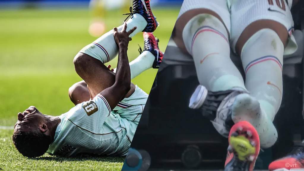 Kylian Mbappe menggunakan kompres es pada engkelnya di bangku cadangan timnas Prancis
