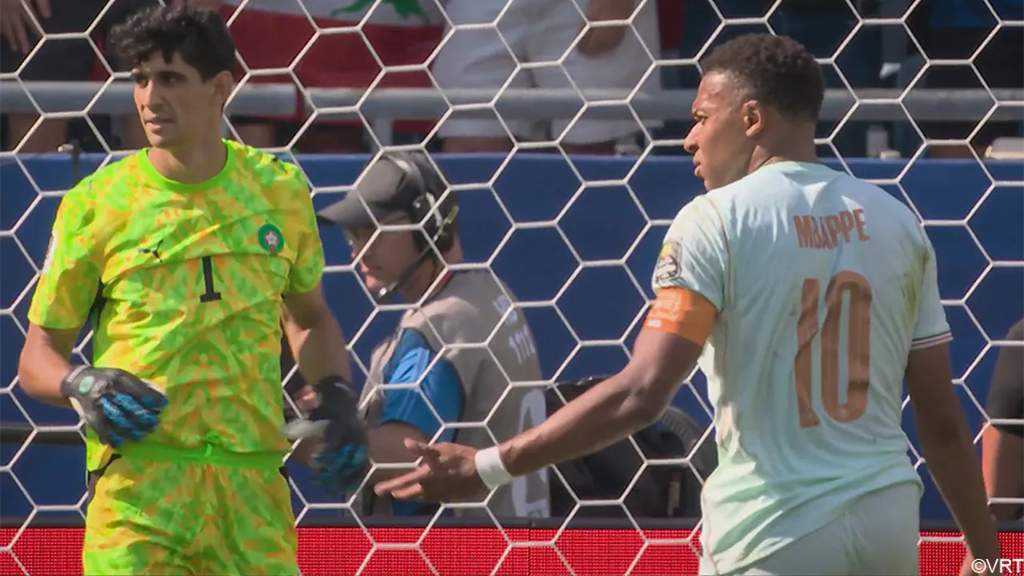 Kylian Mbappe tampak kecewa setelah penaltinya digagalkan kiper Maroko Bono akibat VAR check lama