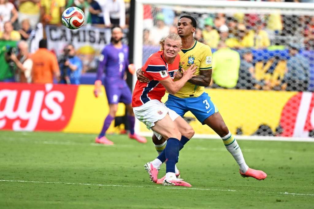 Erling Haaland berselebrasi usai mencetak dua gol penentu kemenangan Norvège atas Brasil