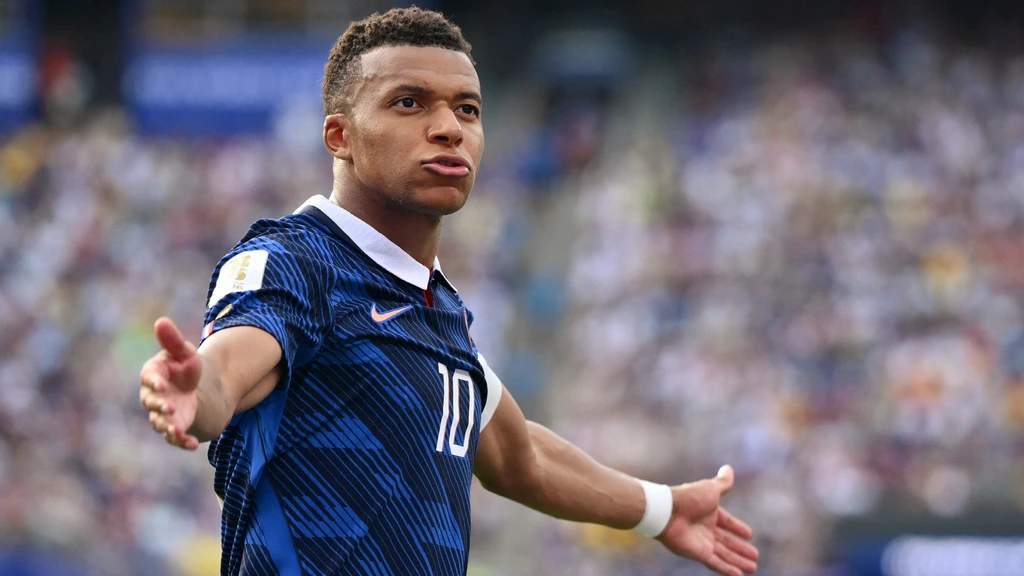 Kylian Mbappe mengenakan ban kapten Prancis saat bertanding di turnamen Piala Dunia