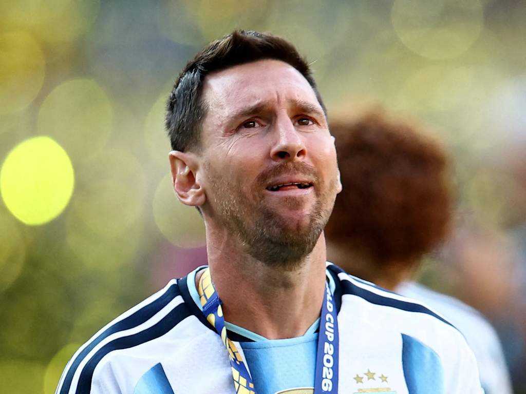 Lionel Messi membawa medali perak usai final Piala Dunia 2026
