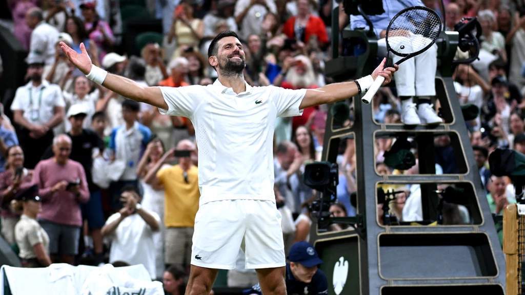 Novak Djokovic melakukan selebrasi setelah menang dramatis di perempat final Wimbledon 2026