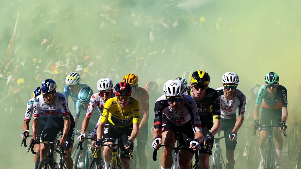 Kondisi jalur Tour de France etappe ketiga yang steril dari penonton akibat kebakaran hutan