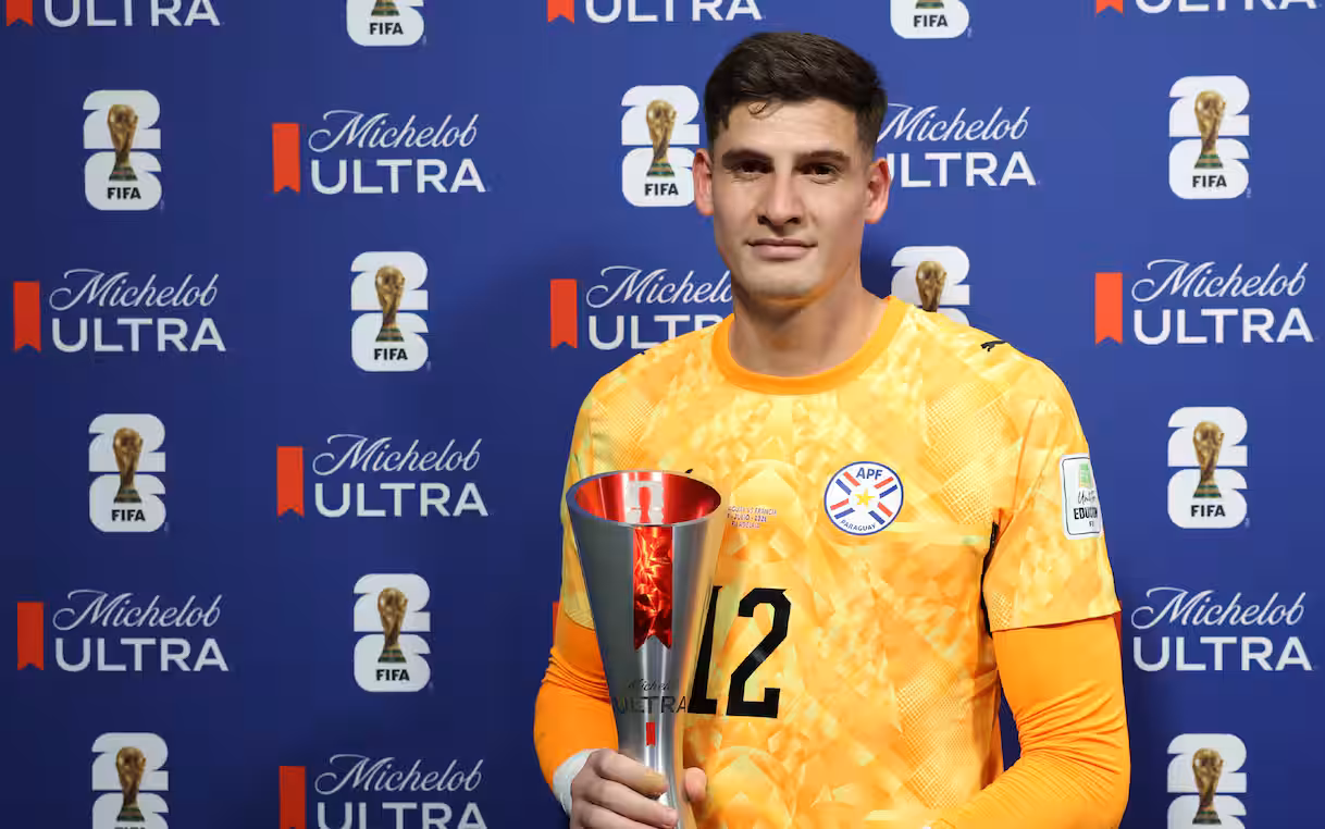 Trofi penghargaan Man of the Match MVP Piala Dunia 2026 yang diberikan kepada pemain terbaik