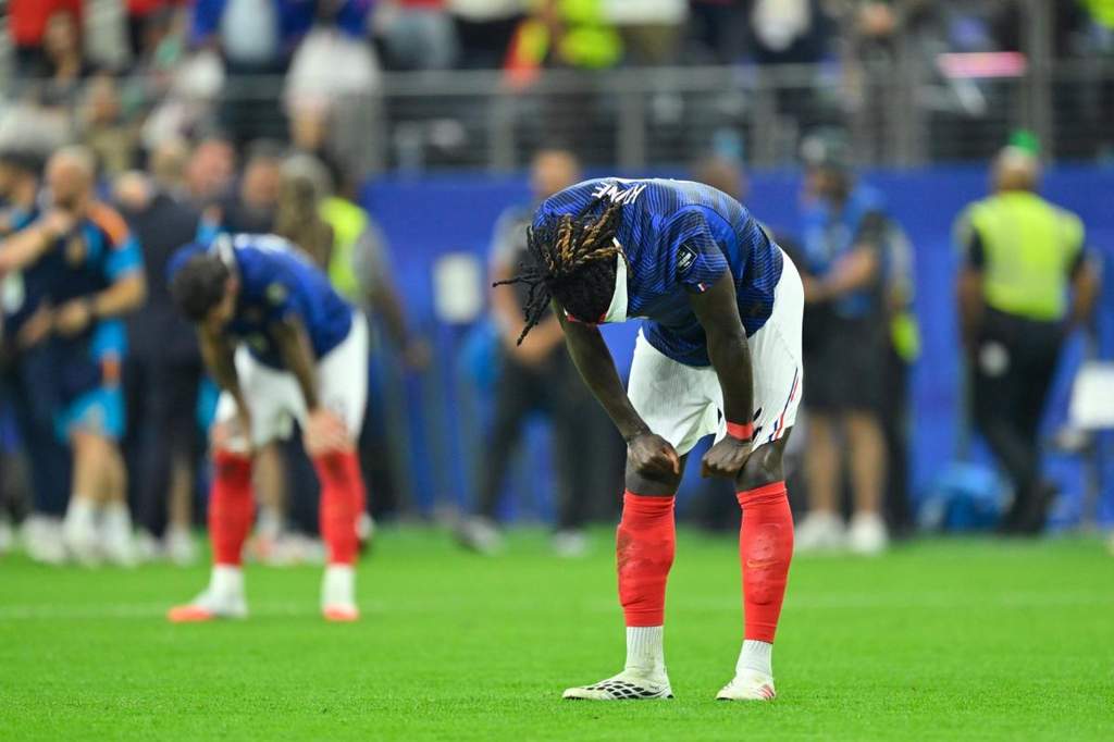 Gelandang timnas Prancis Manu Kone mengontrol bola di Piala Dunia 2026