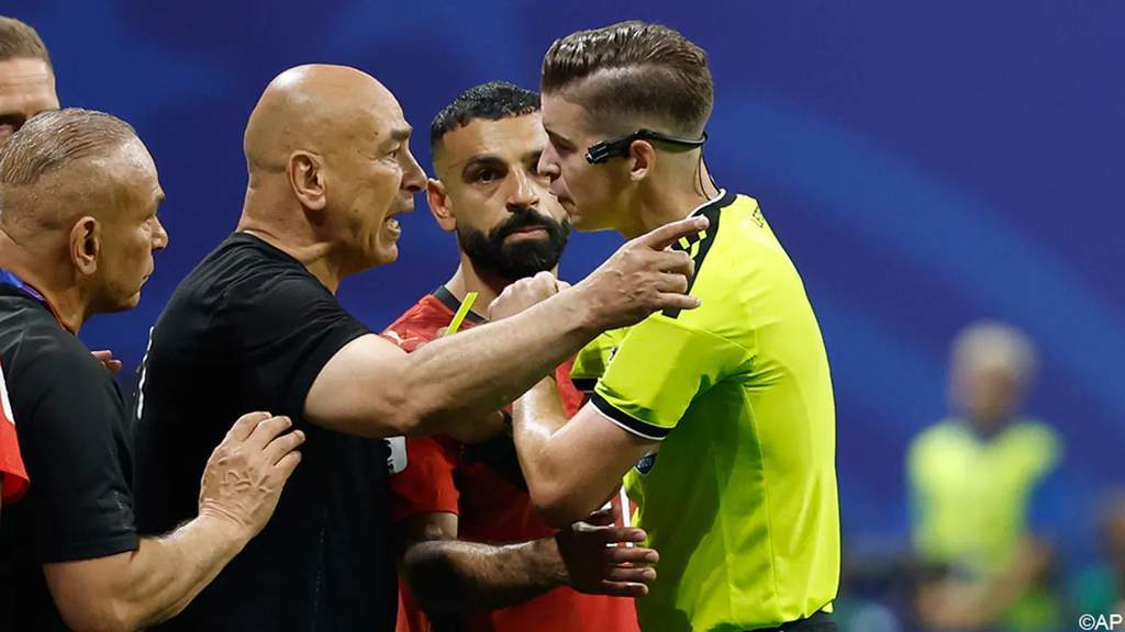 Pelatih Mesir Hossam Hassan melakukan protes keras terhadap keputusan wasit di Piala Dunia 2026