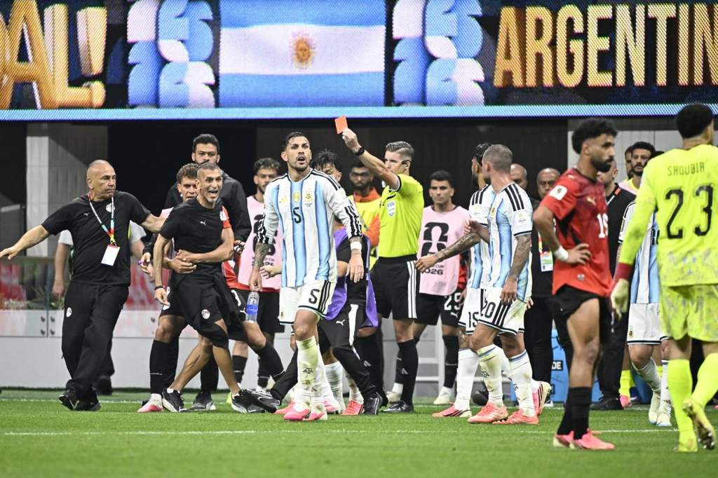 Wasit Prancis François Letexier saat memimpin laga sengit babak 16 besar Piala Dunia 2026 antara Argentina vs Mesir