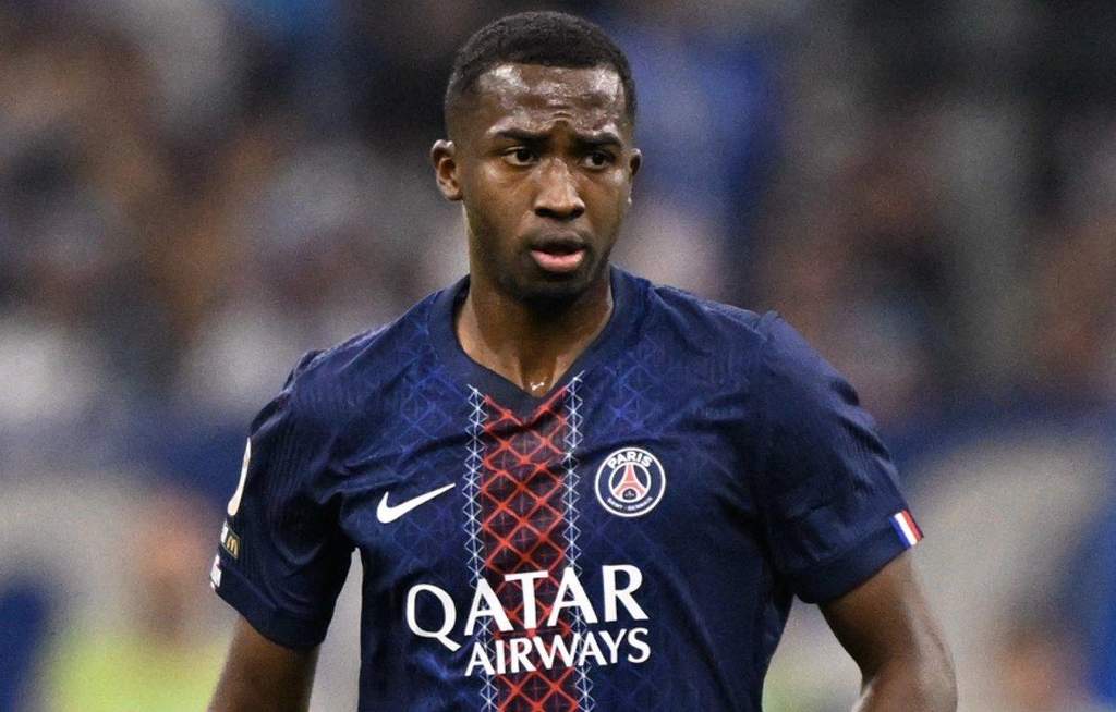Bek Paris Saint-Germain Willian Pacho saat mengawal lini pertahanan tim