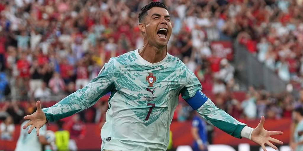 Cristiano Ronaldo dan Roberto Martínez dalam konferensi pers menjelang laga Portugal vs Spanyol