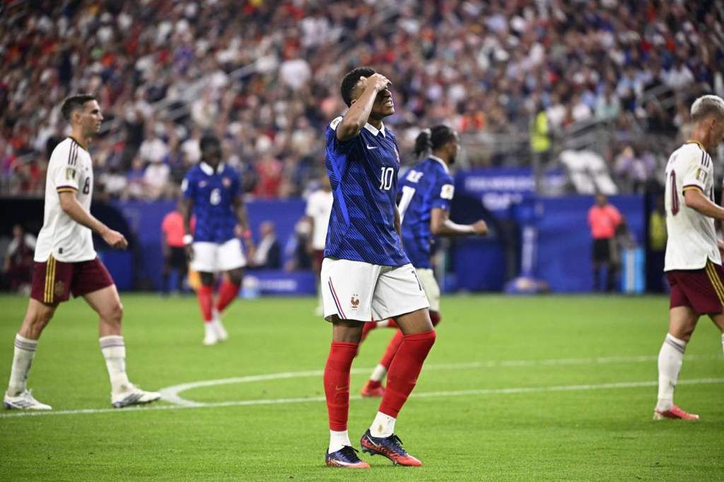 Pemain Timnas Prancis lesu setelah dikalahkan Spanyol di semifinal Piala Dunia 2026
