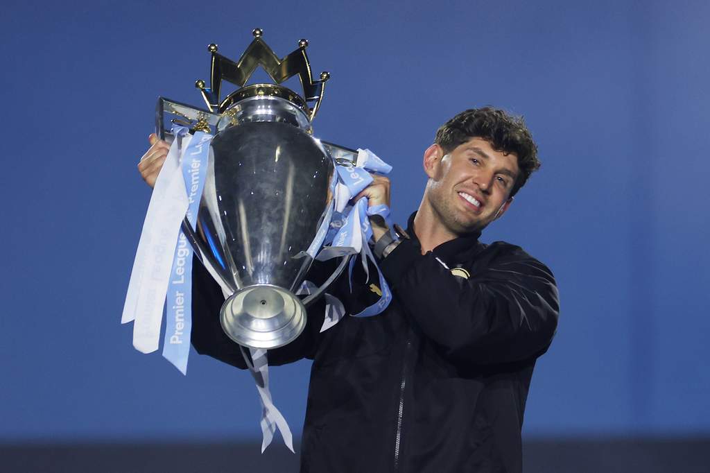 John Stones merayakan trofi juara bersama Manchester City sebelum berstatus bebas transfer