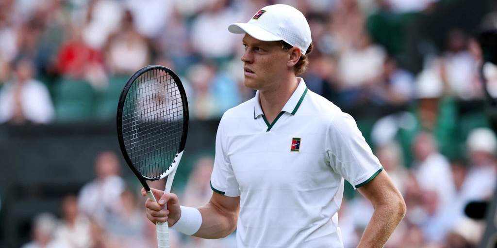 Petenis asal Italia Jannik Sinner saat melepaskan pukulan dalam laga babak 16 besar Wimbledon 2026