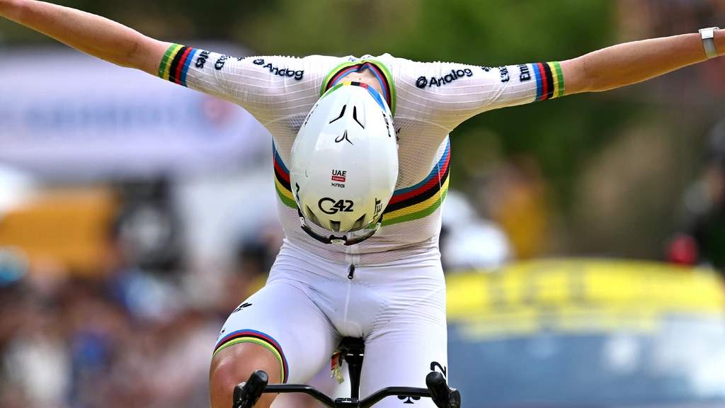 Tadej Pogacar selebrasi sendirian saat finis dan merebut kaus kuning di Tour de France 2026