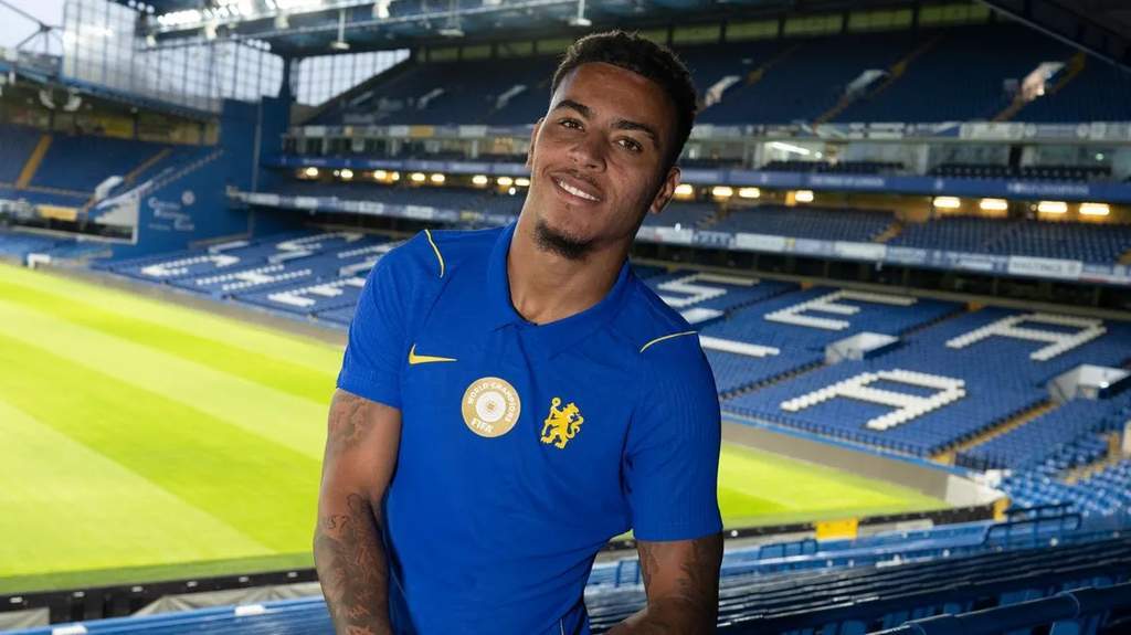 Morgan Rogers merayakan kepindahannya ke Chelsea bersama Cole Palmer dan Xabi Alonso