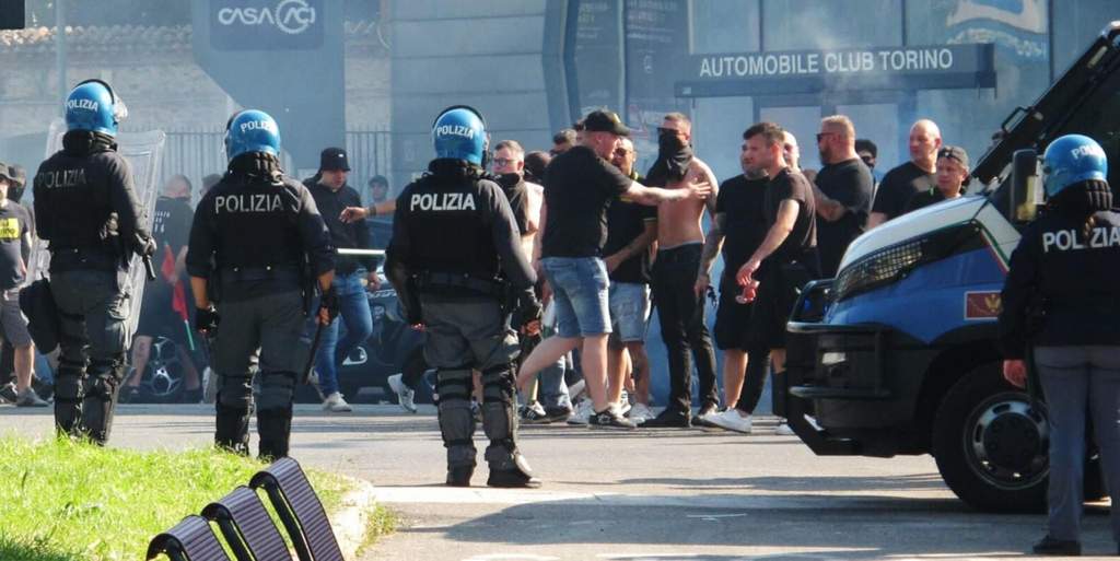 Situs bentrokan suporter dalam laga derby Torino melawan Juventus di Italia