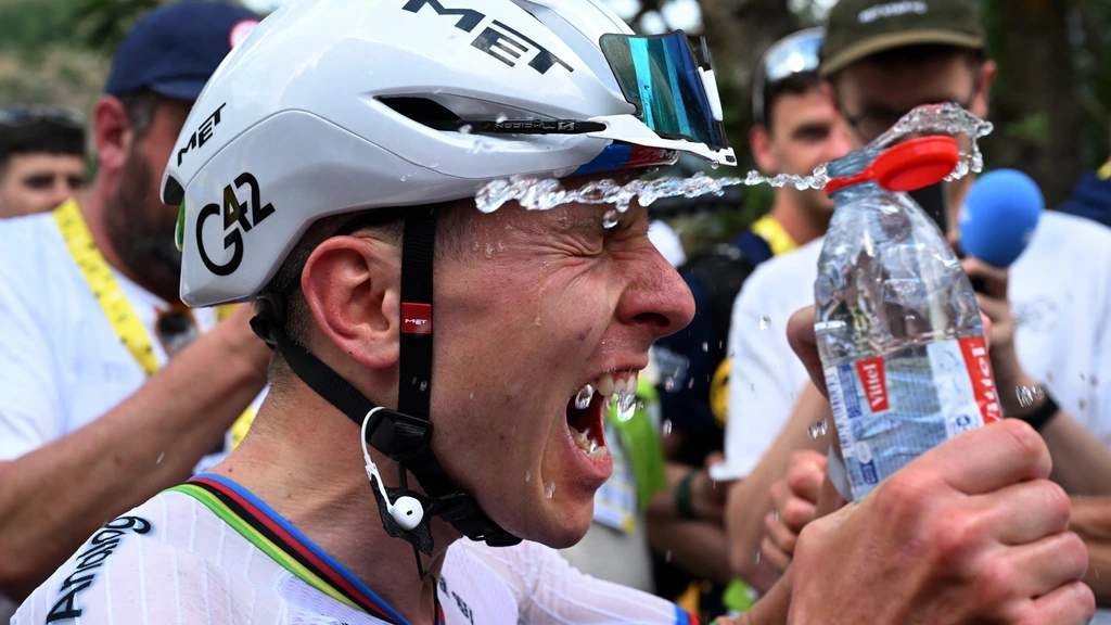 Momen Tadej Pogacar saat melakukan akselerasi dan meninggalkan para rivalnya di tanjakan Tourmalet