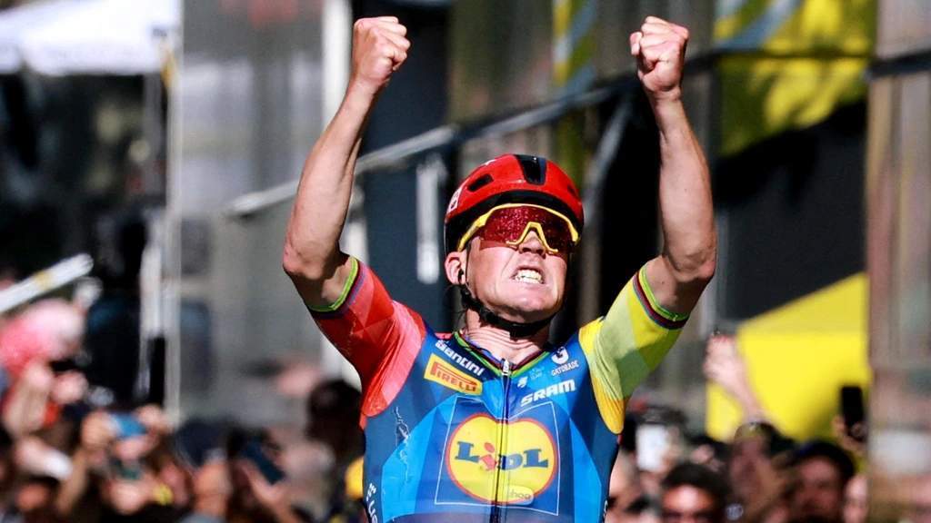 Mads Pedersen melakukan selebrasi saat memenangi etape keempat Tour de France 2026